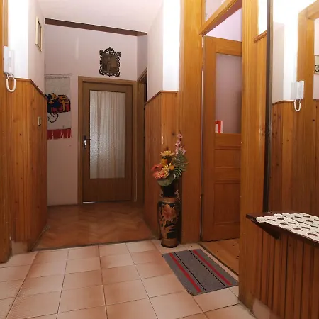 Room Dragica 1646 Pensión 2*